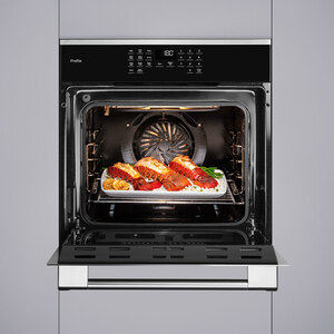 D_GEProfile_Horno_HGP6065LWAI1_Frontal_Abierto_Con_Props_Ambientada